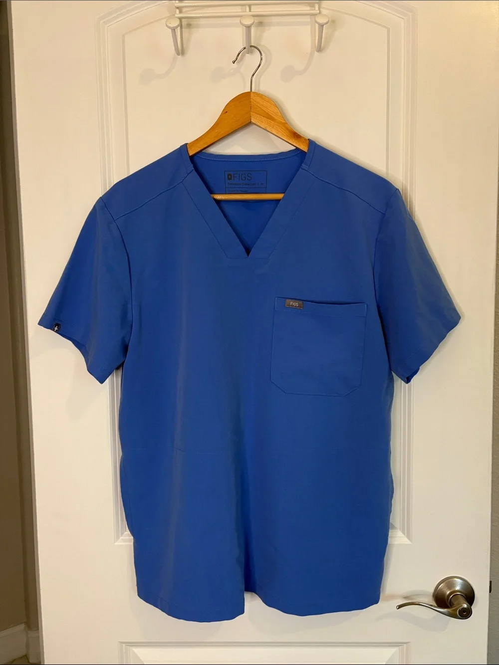 Figs Ceil Blue Chisec Three-Pocket Scrub Top style TM3000 Size Medium